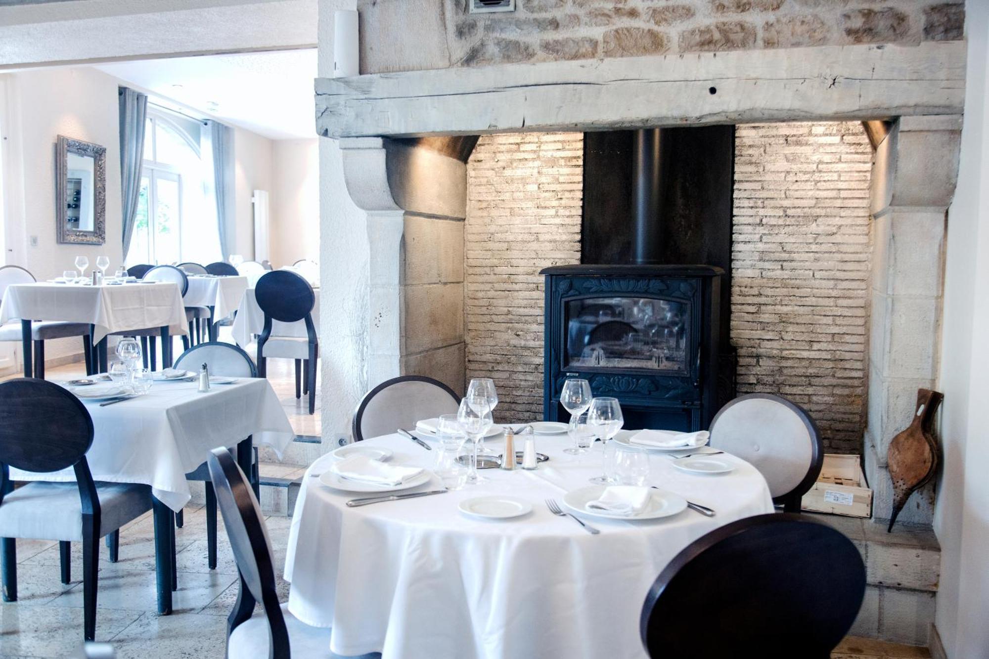 Le Victor Hugo - Hotel Et Restaurant - Logis Hotels Saint-Cere Exterior foto
